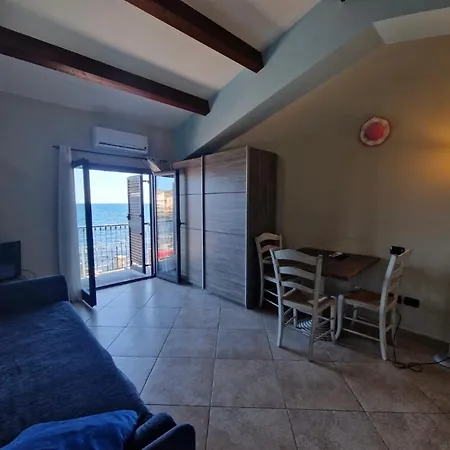 B&bvistamarecapomulini Bed & Breakfast Acireale